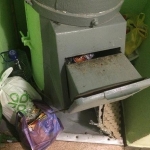 Уберите срочно мусоропровод 